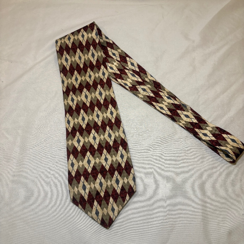 Guess U.S.A. American Classics Men's 100% Silk Argyle NeckTie Made in USA